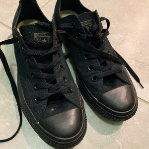 ALMOST NEW low top black converse!